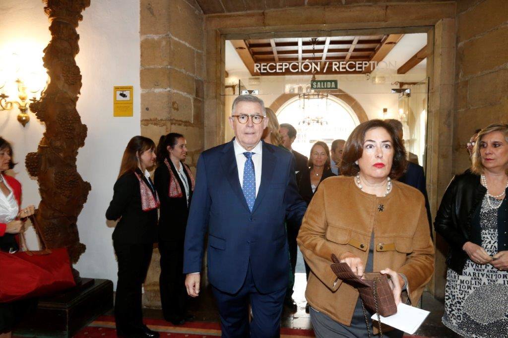 El histórico hotel ovetense ha sido escenario otro año de las tradicionales audiencias presididas por los Reyes, la Princesa de Asturias y la Infanta Leonor. Por el hall del establecimiento se ha visto a una nutrida representación de la vida social, económica o política nacional y regional.