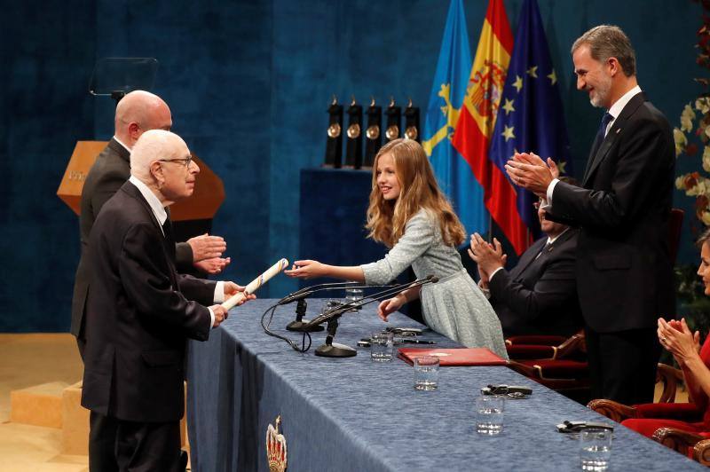 La Princesa Leonor ha sido el principal centro de atención de todos los actos en los que ha participado. Entre los más importantes, la audiencia a los presidentes de los jurados, a los miembros de los patronatos Princesa y Fundación y a los galardonados con los Premios Princesa de Asturias y la ceremonia de entrega en el teatro Campoamor, donde ha dado su primer discurso público.