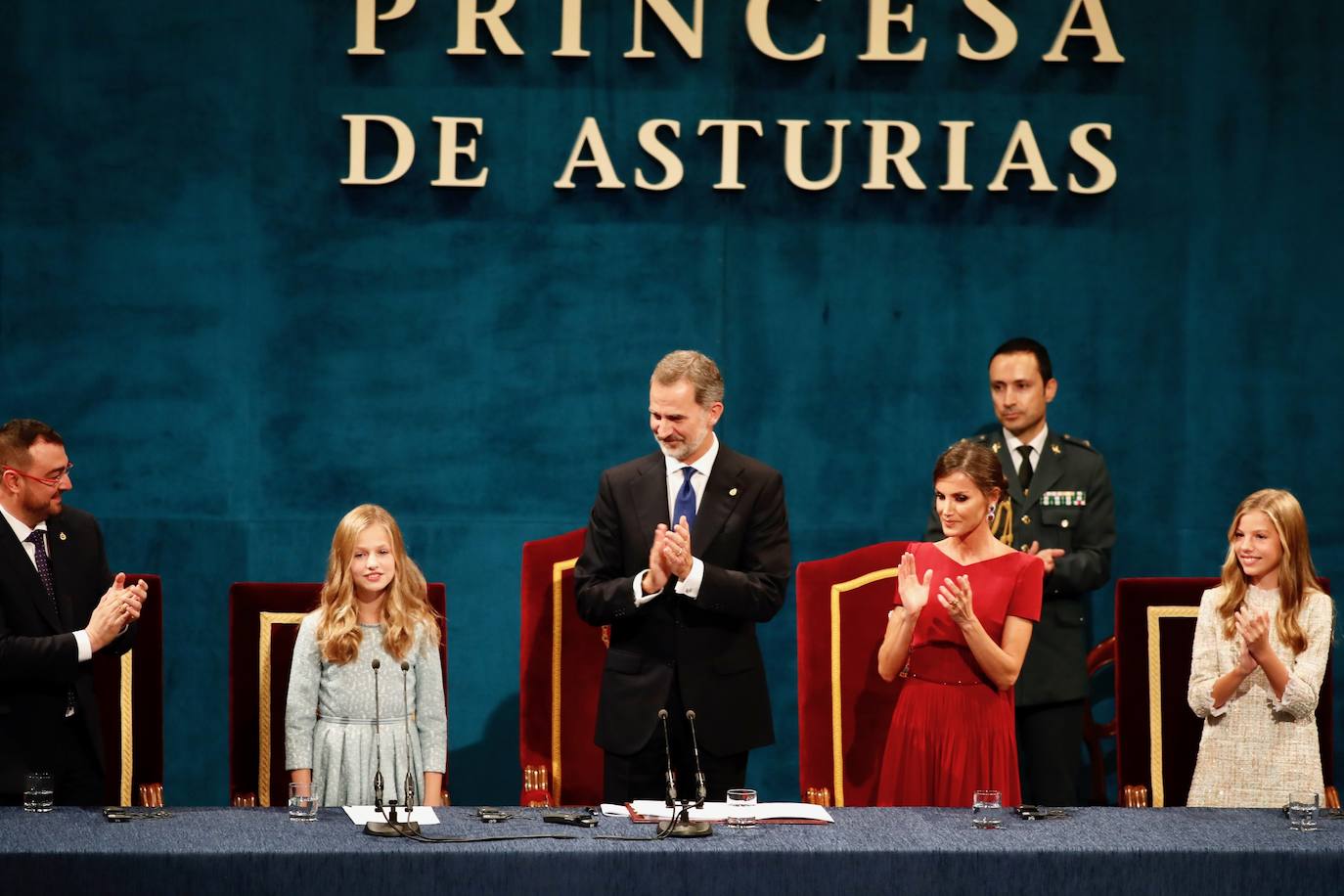 La Princesa Leonor ha sido el principal centro de atención de todos los actos en los que ha participado. Entre los más importantes, la audiencia a los presidentes de los jurados, a los miembros de los patronatos Princesa y Fundación y a los galardonados con los Premios Princesa de Asturias y la ceremonia de entrega en el teatro Campoamor, donde ha dado su primer discurso público.