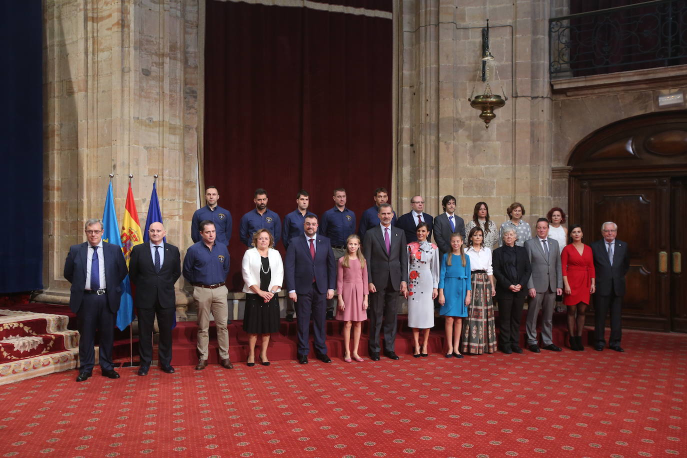 Los Reyes Felipe VI y Letizia, acompañados por la Princesa de Asturias y la Infanta Sofía, recibieron en Oviedo a los ganadores de los Premios Fin de Carrera 2018 de la Universidad de Oviedo, a los galardonados con las 'Medallas de Asturias 2019' y a los presidentes de los jurados, miembros de los patronatos Princesa de Asturias y Fundación Princesa de Asturias.