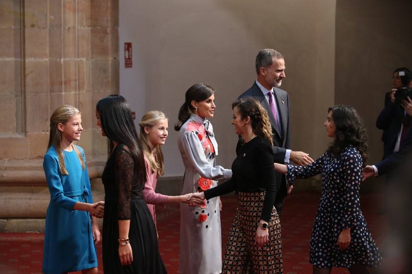 Los Reyes Felipe VI y Letizia, acompañados por la Princesa de Asturias y la Infanta Sofía, recibieron en Oviedo a los ganadores de los Premios Fin de Carrera 2018 de la Universidad de Oviedo, a los galardonados con las 'Medallas de Asturias 2019' y a los presidentes de los jurados, miembros de los patronatos Princesa de Asturias y Fundación Princesa de Asturias.