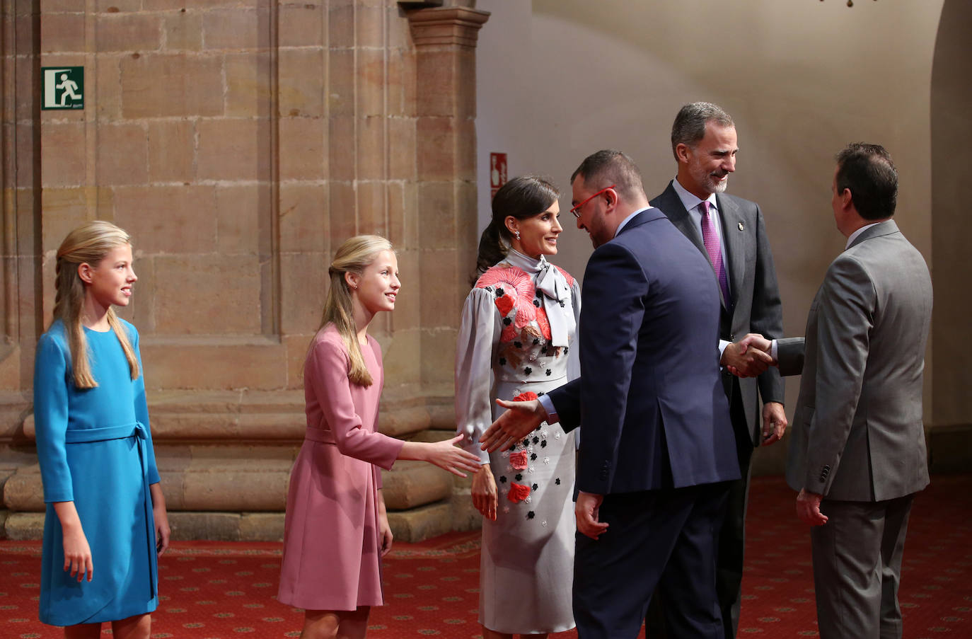 Los Reyes Felipe VI y Letizia, acompañados por la Princesa de Asturias y la Infanta Sofía, recibieron en Oviedo a los ganadores de los Premios Fin de Carrera 2018 de la Universidad de Oviedo, a los galardonados con las 'Medallas de Asturias 2019' y a los presidentes de los jurados, miembros de los patronatos Princesa de Asturias y Fundación Princesa de Asturias.