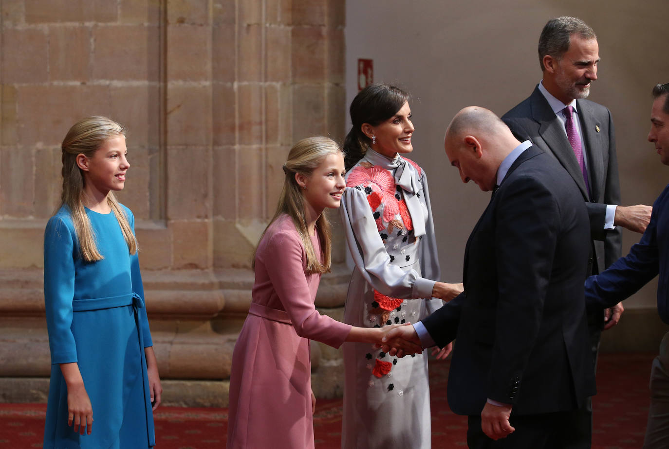 Los Reyes Felipe VI y Letizia, acompañados por la Princesa de Asturias y la Infanta Sofía, recibieron en Oviedo a los ganadores de los Premios Fin de Carrera 2018 de la Universidad de Oviedo, a los galardonados con las 'Medallas de Asturias 2019' y a los presidentes de los jurados, miembros de los patronatos Princesa de Asturias y Fundación Princesa de Asturias.