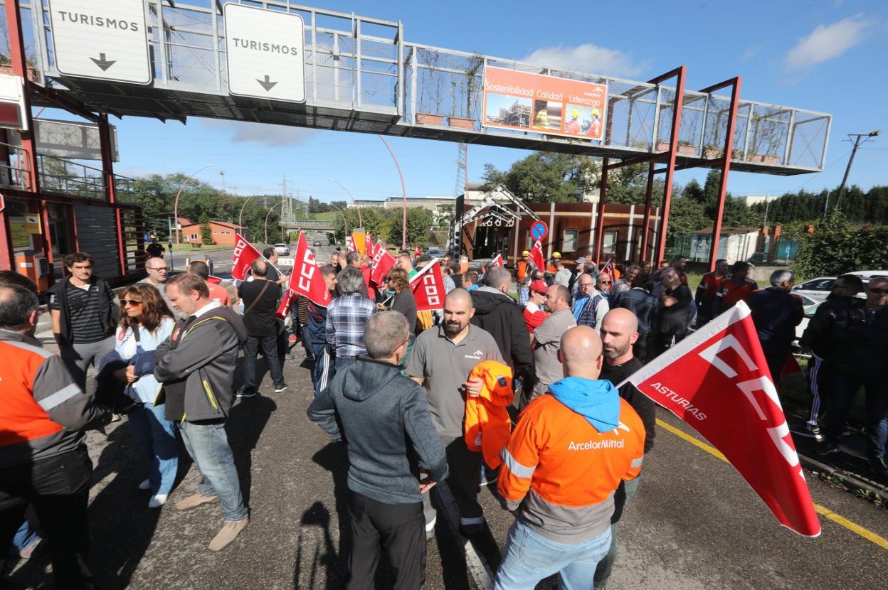 Concentración de trabajadores de Arcelor, convocada por CC OO, en la portería de Trasona. 