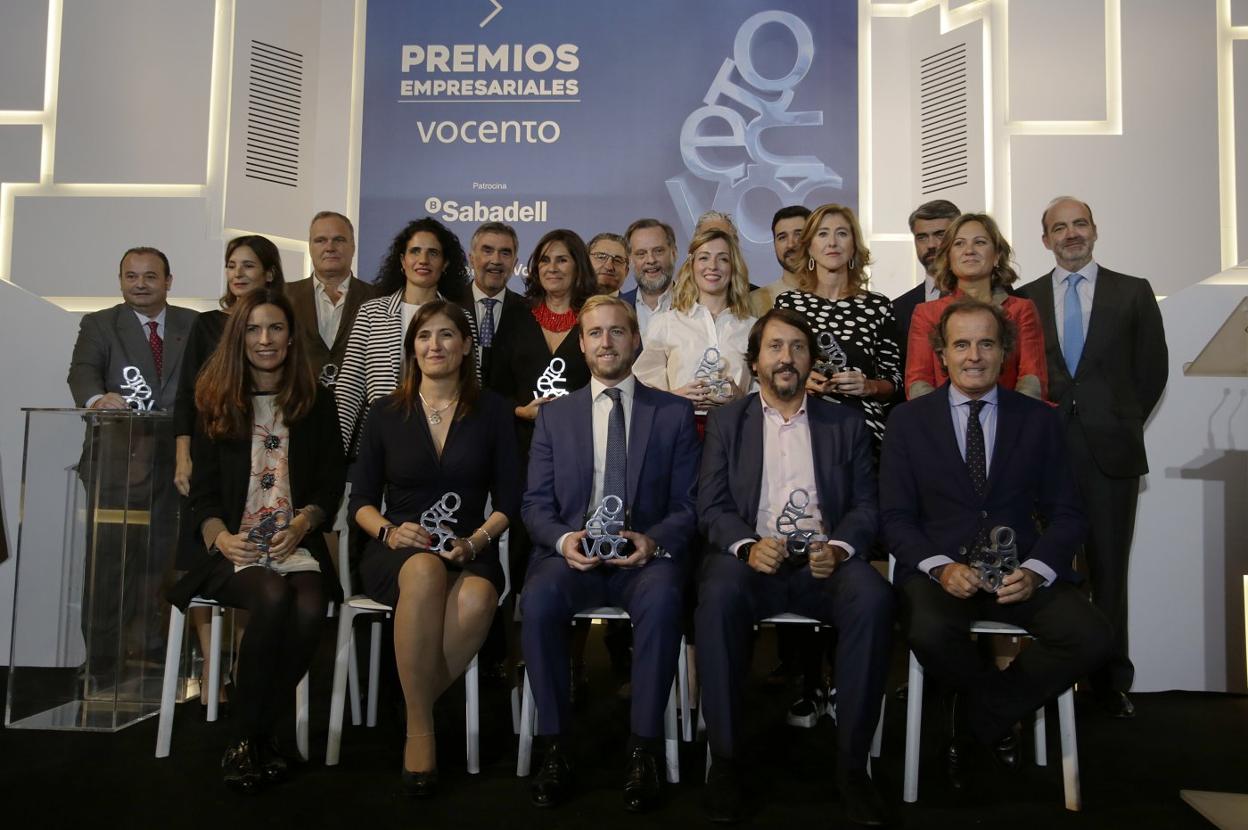 De izquierda a derecha, sentados, Gloria Cuadrado (Carrefour), Pilar Rojas (Repsol), Javier Sánchez (CO2 Revolution), Francisco Iglesias (Alsa), Rafael González-Palenzuela (Mutua Madrileña); detrás, de pie, José Gómez (Joselito), Laura Ruiz de Galarreta (TESA), Ramiro Larragán (Huawei), Belén Sánchez (Banco Sabadell), Iñaki Arechabaleta (Vocento), Pilar Suárez-Inclán (Reale Seguros), Óscar Campillo (Vocento), Juan Cierco (Iberia), Eva Pavo (Correos), Jorge Díaz (Tracer), Laura Urquizu (Red Points), Luis Enríquez (Vocento), Lorea Aristizabal (CIE Automotive) y Joaquín Valencia (Vocento). 