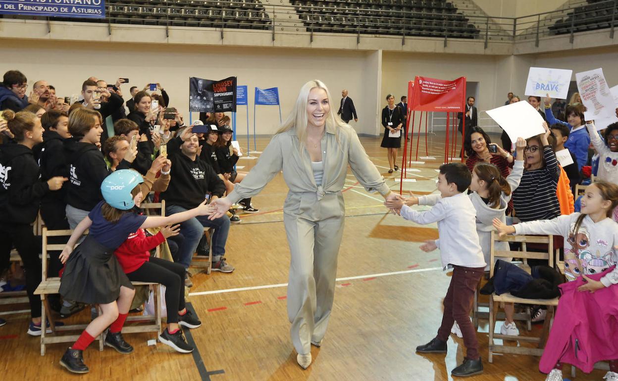 La esquiadora saluda a los escolares que asistieron a su acto en Avilés, donde aseguró que la coincidencia, hoy, del premio y su cumpleaños «es una señal». :: jorge peteiro