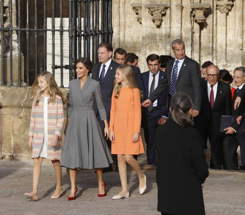 La esperada visita de la Princesa comenzó en la plaza de la Catedral, primer punto en la agenda de la Familia Real dentro del programa de los Premios Princesa de Asturias. 