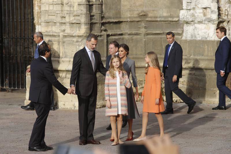 La esperada visita de la Princesa comenzó en la plaza de la Catedral, primer punto en la agenda de la Familia Real dentro del programa de los Premios Princesa de Asturias. 