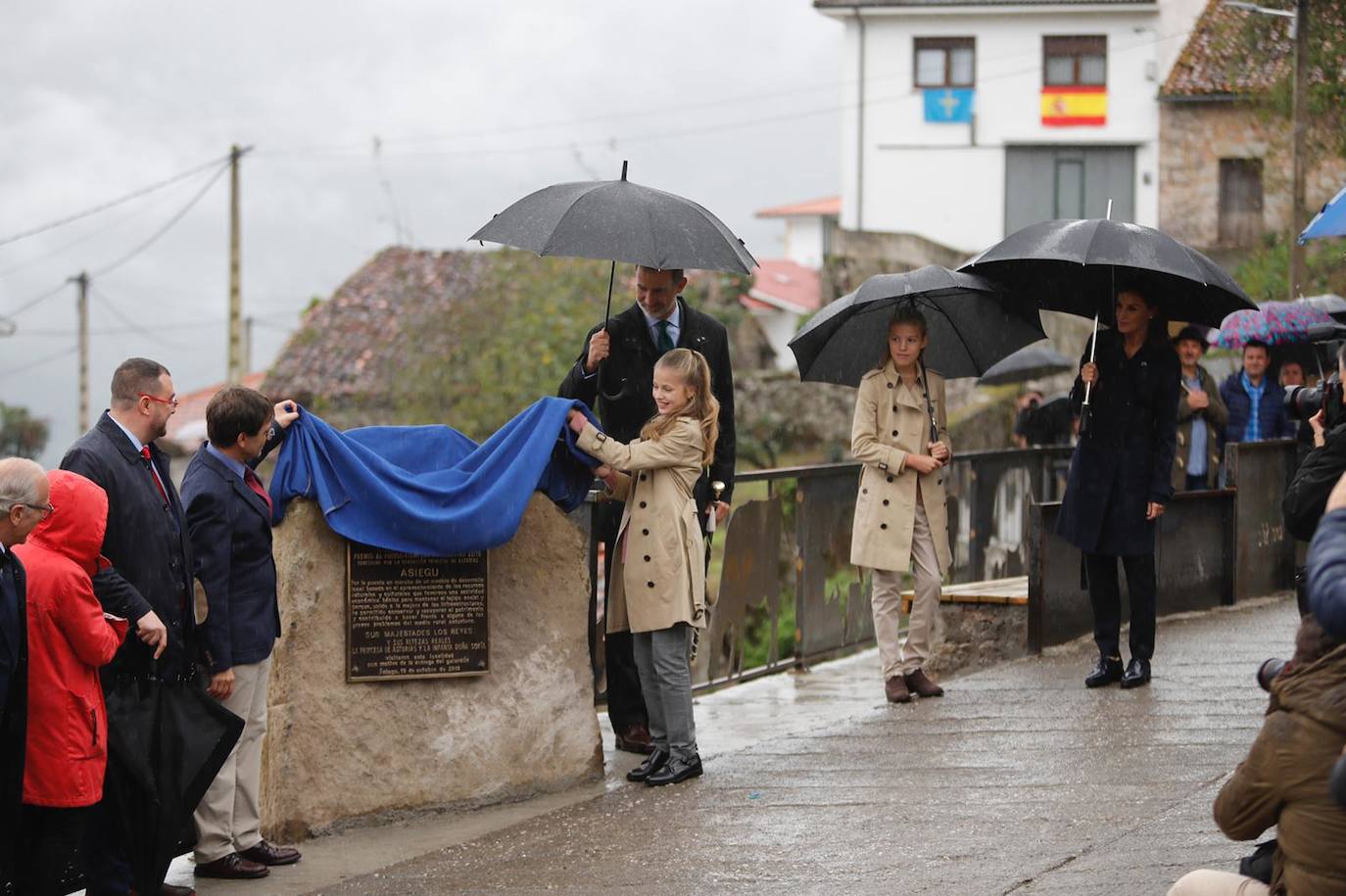 La lluvia no consiguió empañar la visita de la Princesa junto a los Reyes y la Infanta Sofía al Pueblo Ejemplar 2019.