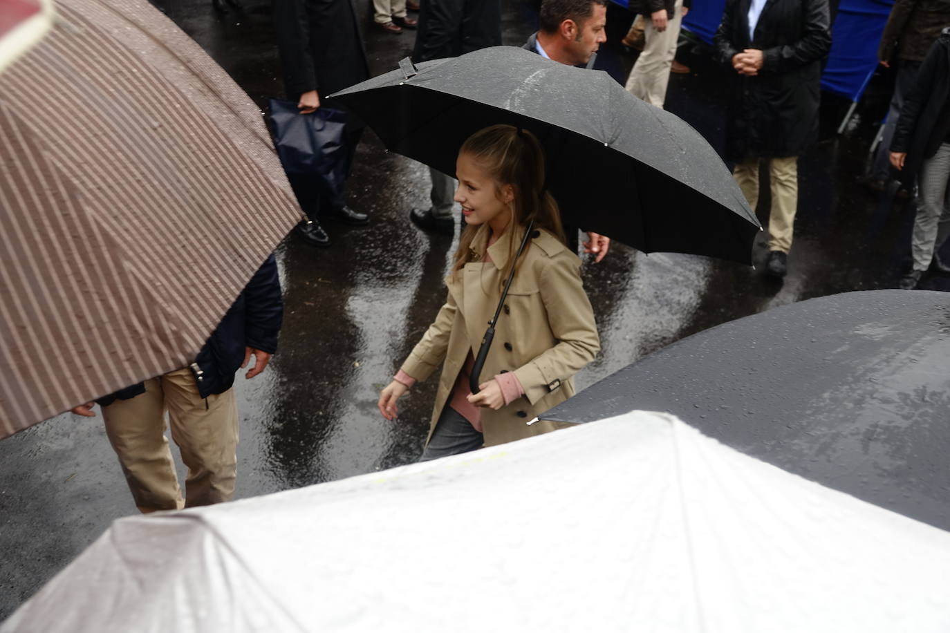 La lluvia no consiguió empañar la visita de la Princesa junto a los Reyes y la Infanta Sofía al Pueblo Ejemplar 2019.