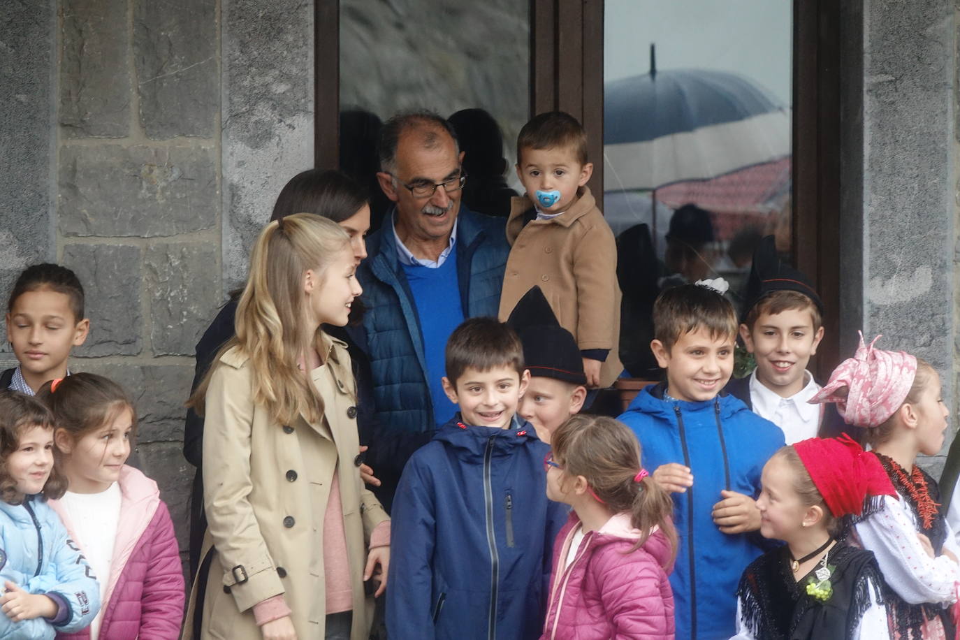 La lluvia no consiguió empañar la visita de la Princesa junto a los Reyes y la Infanta Sofía al Pueblo Ejemplar 2019.