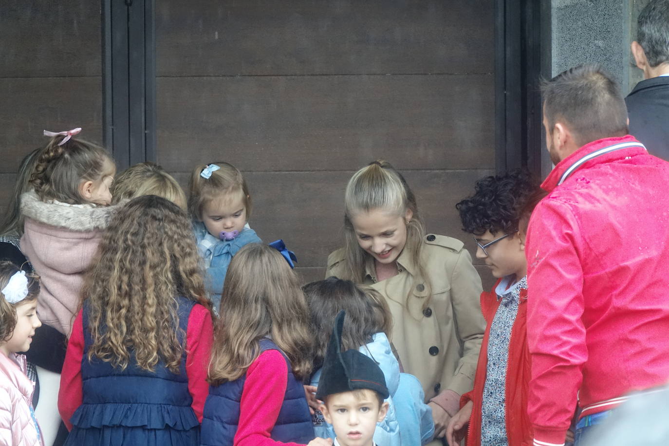 La lluvia no consiguió empañar la visita de la Princesa junto a los Reyes y la Infanta Sofía al Pueblo Ejemplar 2019.