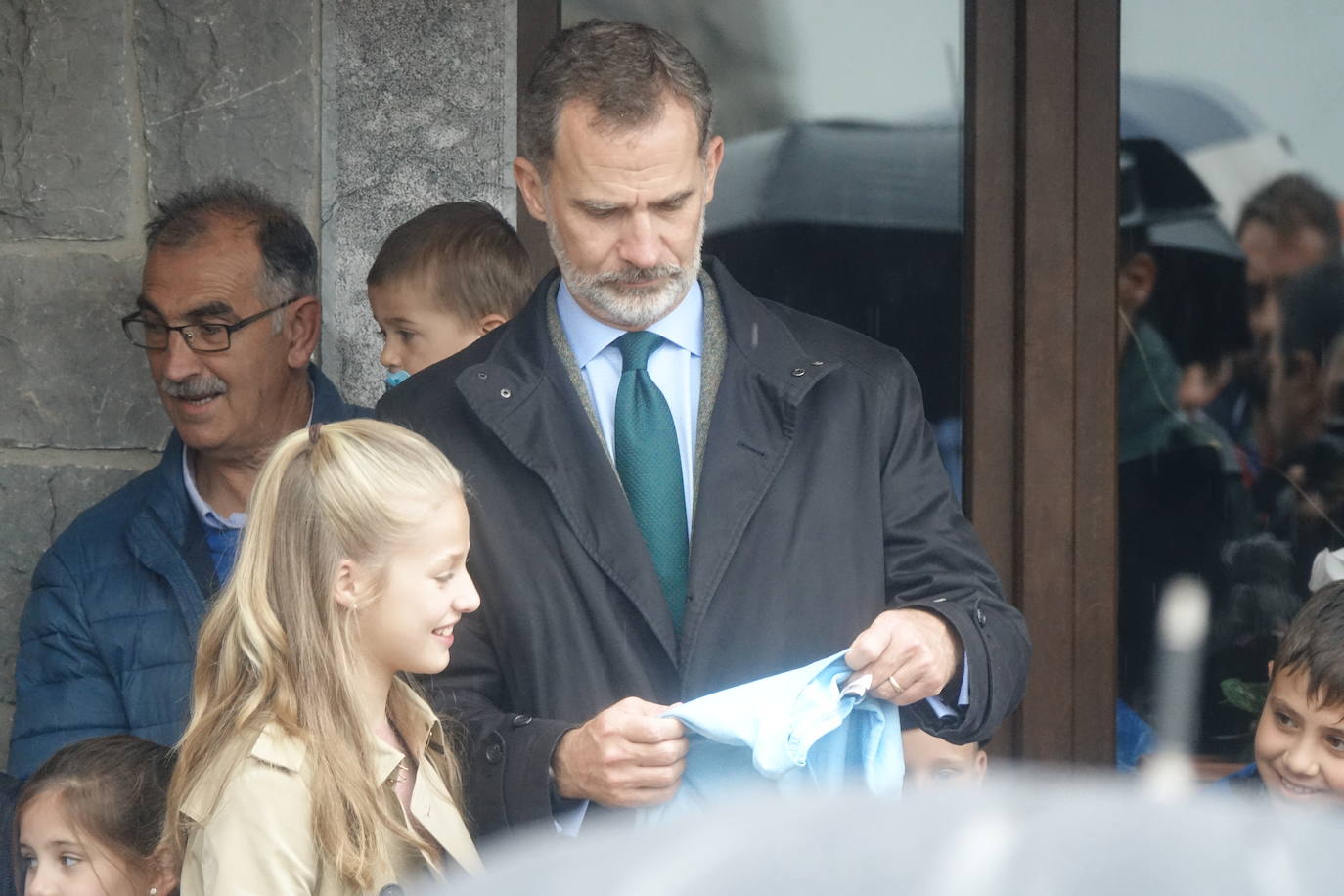 La lluvia no consiguió empañar la visita de la Princesa junto a los Reyes y la Infanta Sofía al Pueblo Ejemplar 2019.