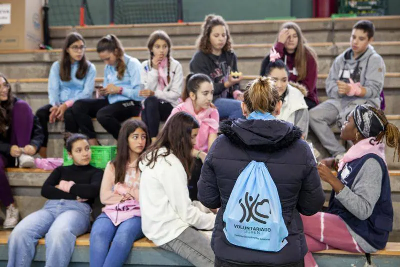 Más de doscientos jóvenes participaron este sábado en el encuentro de voluntarios de la Fundación del Banco de Alimentos de Asturias. Al acto acudieron estudiantes de Secundaria, Bachiller y Formación Profesional donde plasmaron su experiencia y compartieron vivencias relacionadas con el desarrollo de su voluntariado dentro de esta entidad y participaron en diferentes actividades lúdicas.