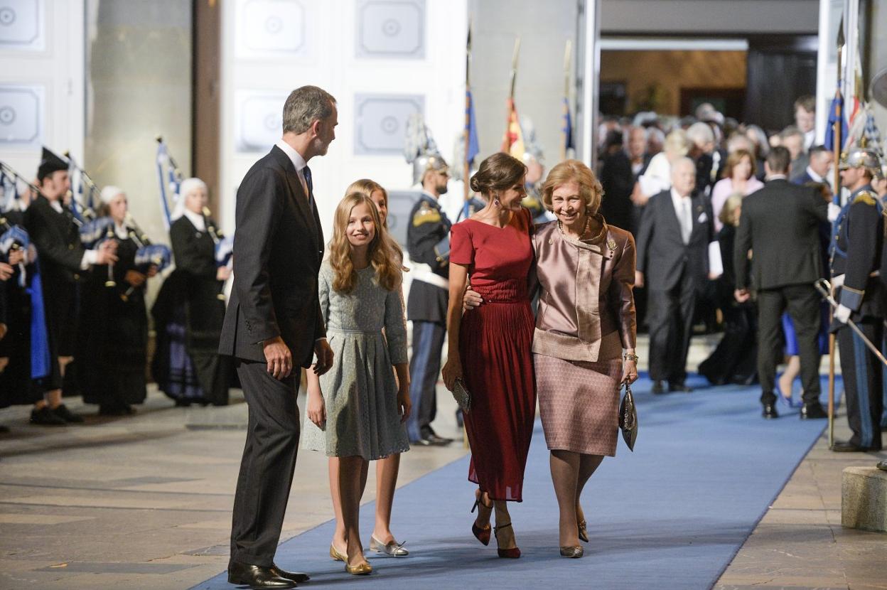 2019. Doña Sofía y doña Letizia abandonaron ayer abrazadas el Campoamor junto a la infanta, la Princesa de Asturias y don Felipe. 