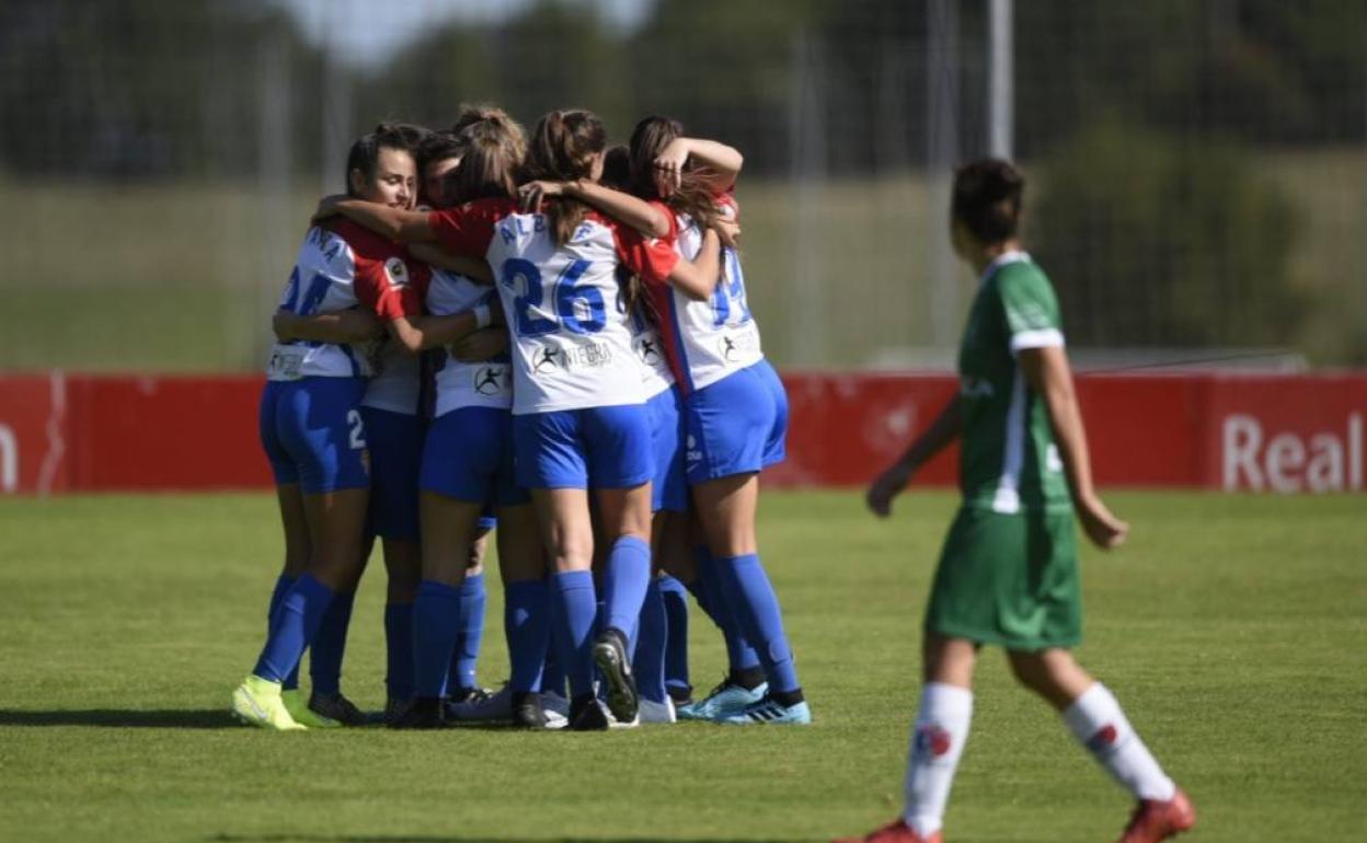 Las jugadoras celebran un gol en el partido ante el Pozuelo.