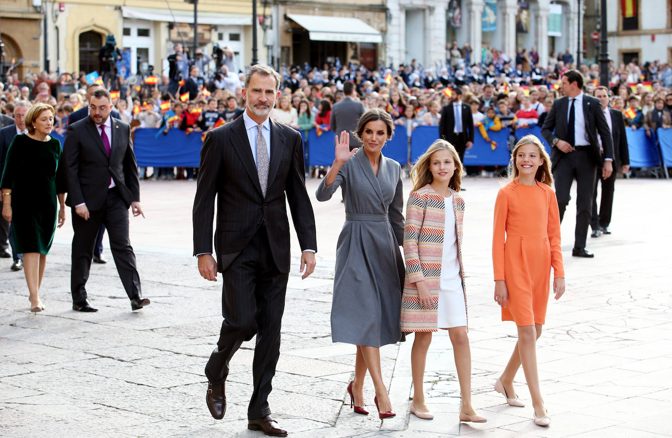 El look de la infanta Sofía en la Catedral. Vestido color naranja vitaminade manga larga con botonesde adorno en los hombros para su llegada a Oviedo. 