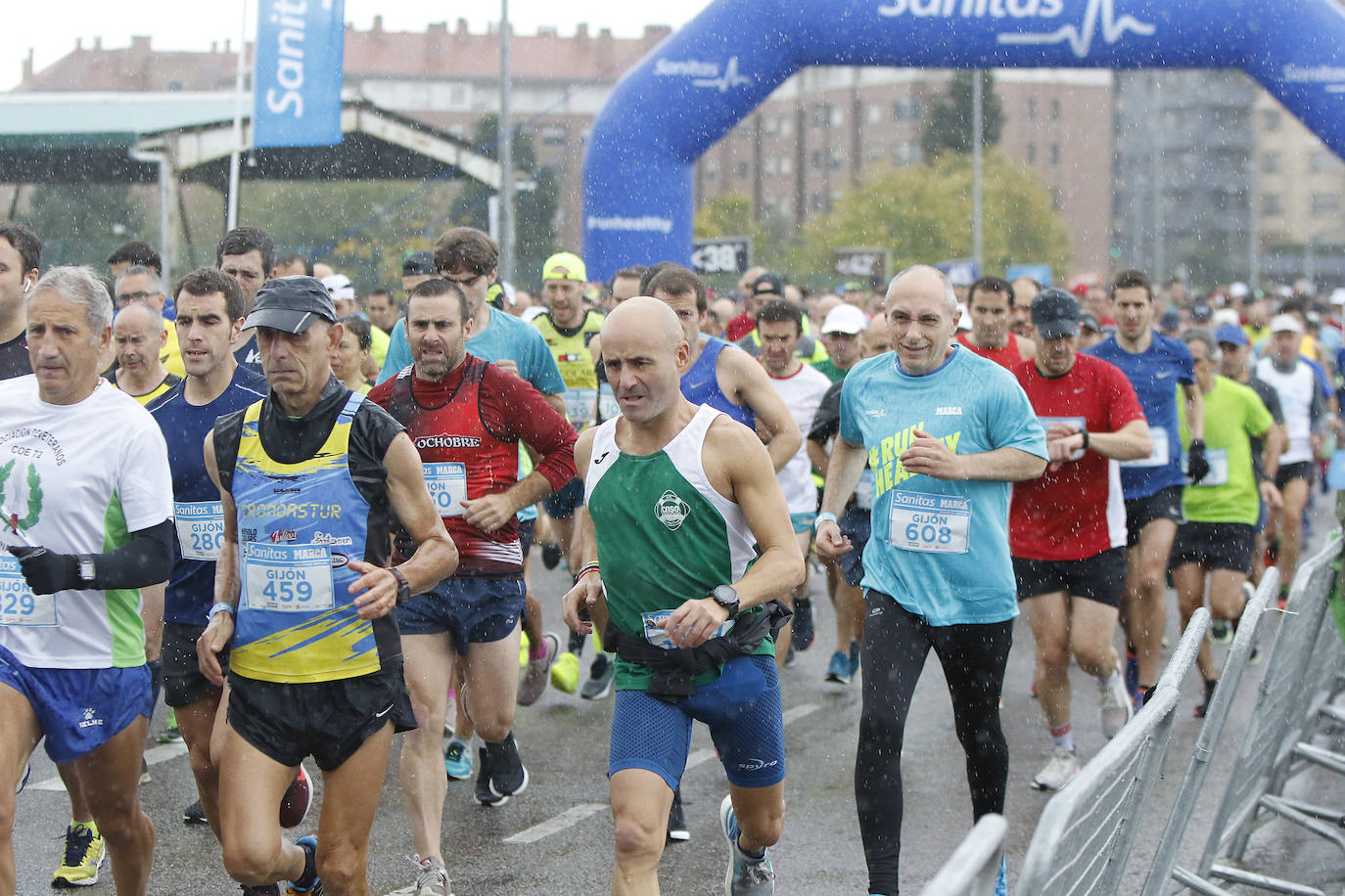 La octava edición de la Sanitas Marca Running Series, que recorrió diez kilómetros a través de la costa gijonesa, alcanza sus previsiones de participación y culmina con la victoria de Javier Benito e Irene Loizate