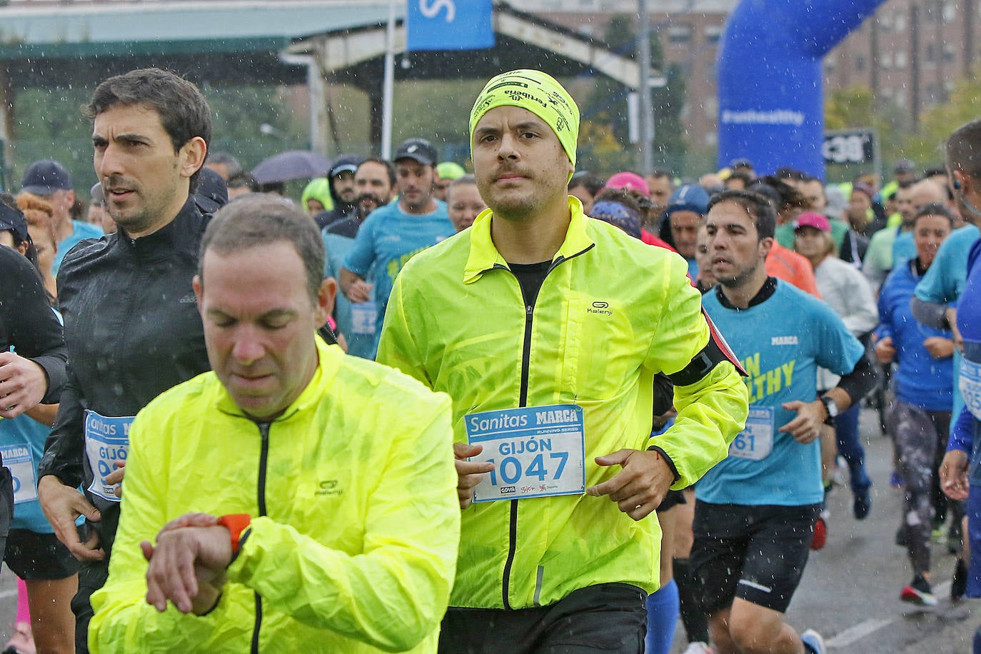 La octava edición de la Sanitas Marca Running Series, que recorrió diez kilómetros a través de la costa gijonesa, alcanza sus previsiones de participación y culmina con la victoria de Javier Benito e Irene Loizate