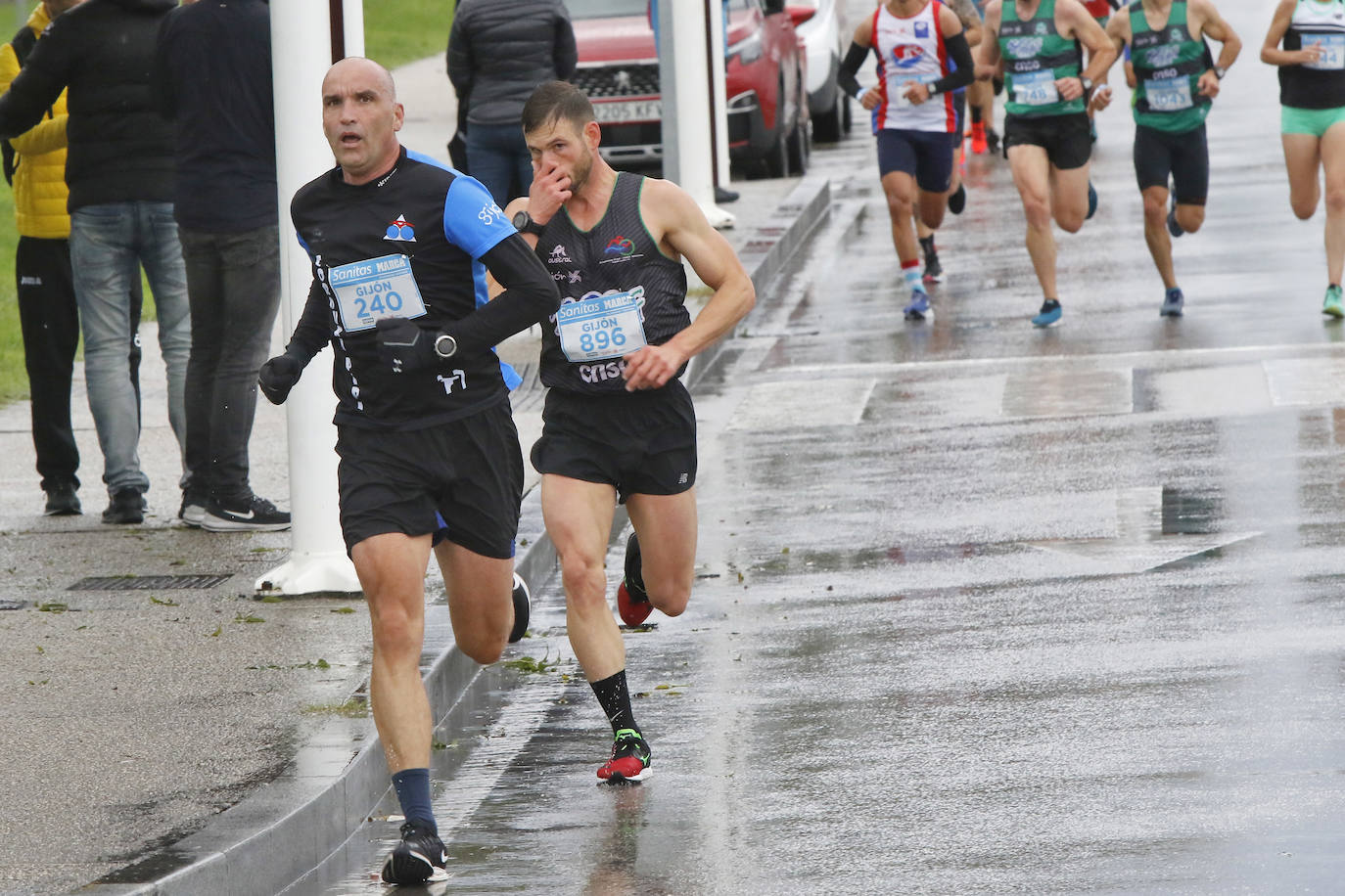 La octava edición de la Sanitas Marca Running Series, que recorrió diez kilómetros a través de la costa gijonesa, alcanza sus previsiones de participación y culmina con la victoria de Javier Benito e Irene Loizate