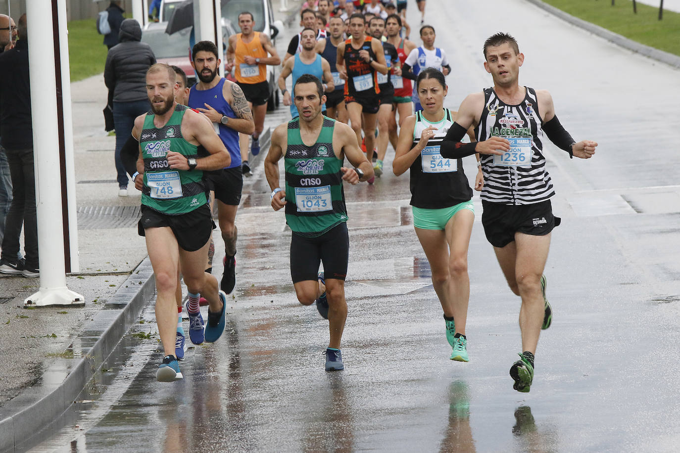 La octava edición de la Sanitas Marca Running Series, que recorrió diez kilómetros a través de la costa gijonesa, alcanza sus previsiones de participación y culmina con la victoria de Javier Benito e Irene Loizate