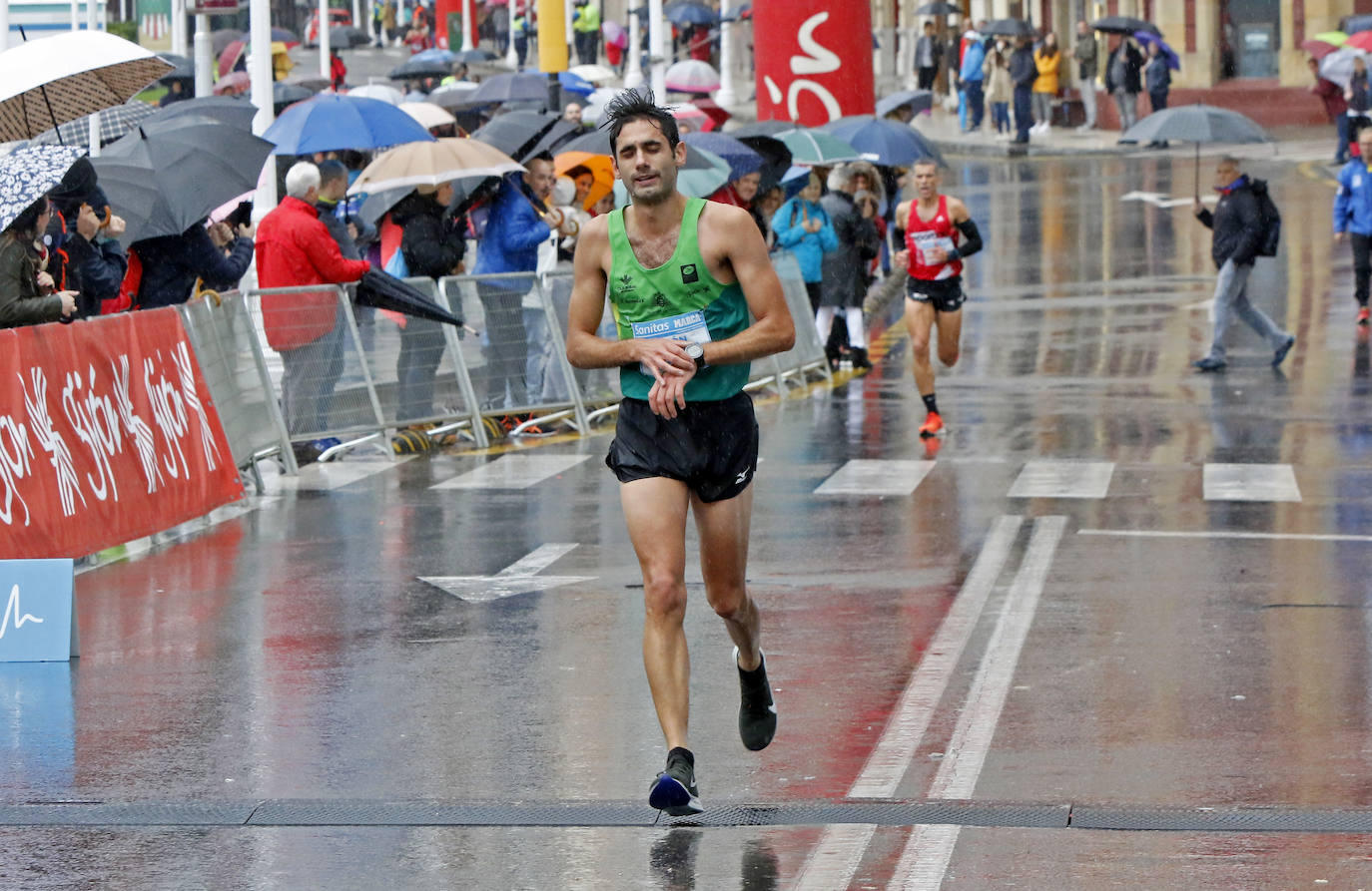 La octava edición de la Sanitas Marca Running Series, que recorrió diez kilómetros a través de la costa gijonesa, alcanza sus previsiones de participación y culmina con la victoria de Javier Benito e Irene Loizate