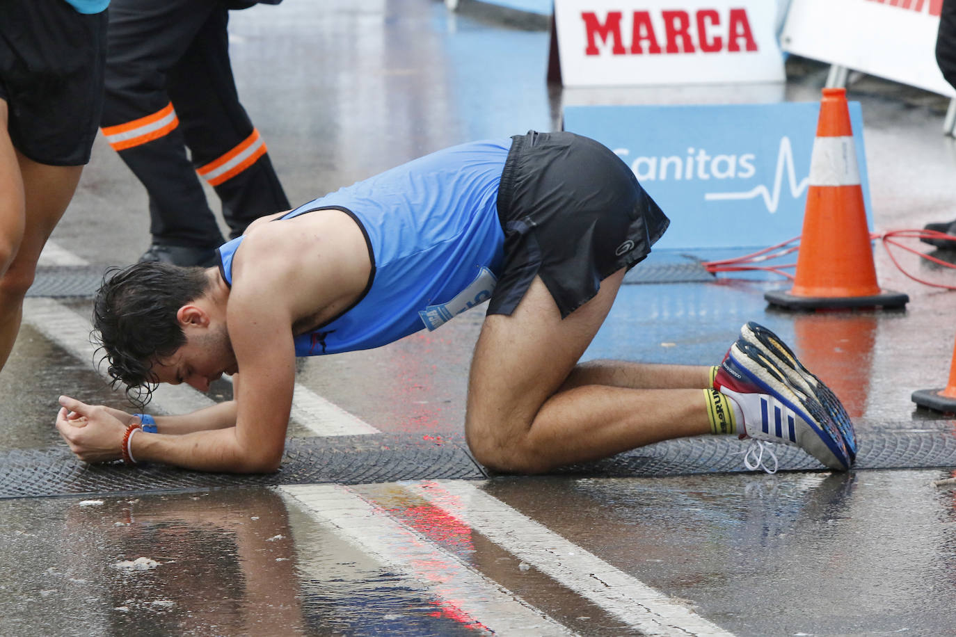 La octava edición de la Sanitas Marca Running Series, que recorrió diez kilómetros a través de la costa gijonesa, alcanza sus previsiones de participación y culmina con la victoria de Javier Benito e Irene Loizate