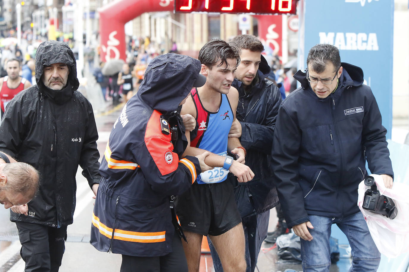 La octava edición de la Sanitas Marca Running Series, que recorrió diez kilómetros a través de la costa gijonesa, alcanza sus previsiones de participación y culmina con la victoria de Javier Benito e Irene Loizate