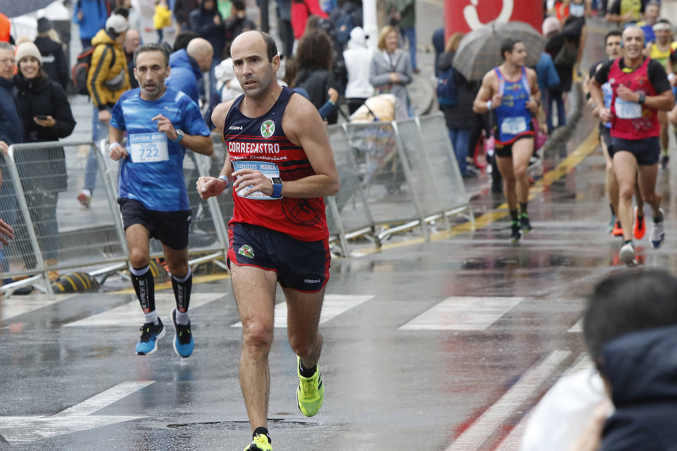 La octava edición de la Sanitas Marca Running Series, que recorrió diez kilómetros a través de la costa gijonesa, alcanza sus previsiones de participación y culmina con la victoria de Javier Benito e Irene Loizate