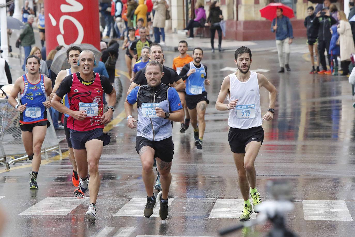 La octava edición de la Sanitas Marca Running Series, que recorrió diez kilómetros a través de la costa gijonesa, alcanza sus previsiones de participación y culmina con la victoria de Javier Benito e Irene Loizate