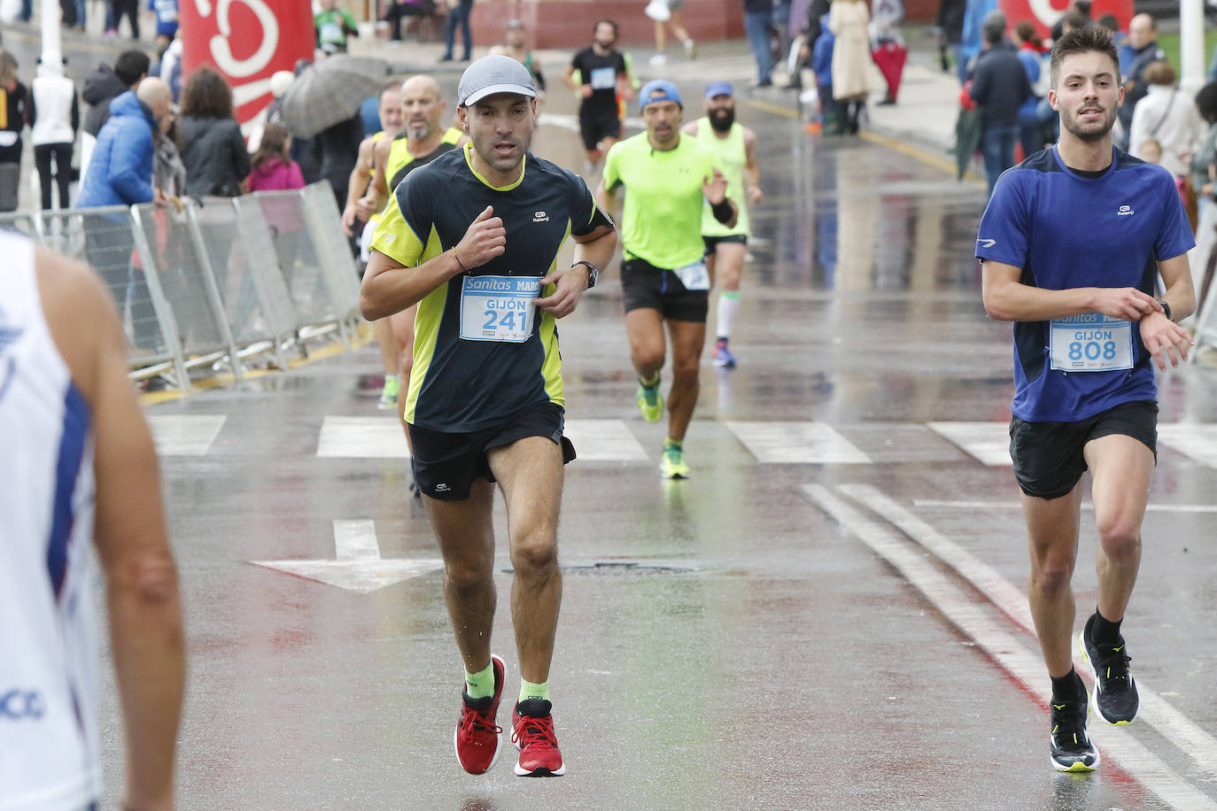 La octava edición de la Sanitas Marca Running Series, que recorrió diez kilómetros a través de la costa gijonesa, alcanza sus previsiones de participación y culmina con la victoria de Javier Benito e Irene Loizate