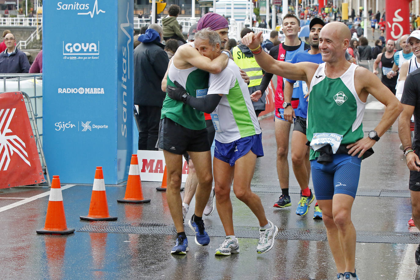 La octava edición de la Sanitas Marca Running Series, que recorrió diez kilómetros a través de la costa gijonesa, alcanza sus previsiones de participación y culmina con la victoria de Javier Benito e Irene Loizate