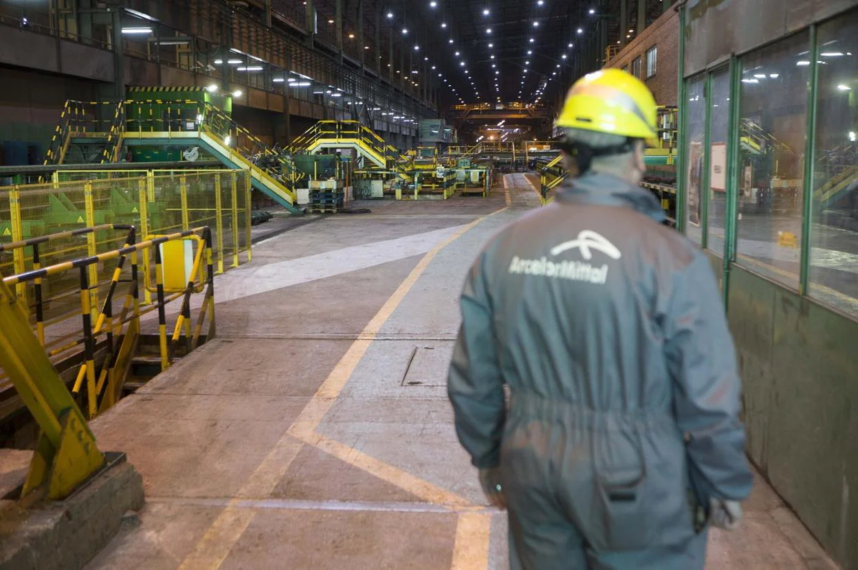 Interior del tren de carril en el complejo industrial de Arcelor en Gijón. 