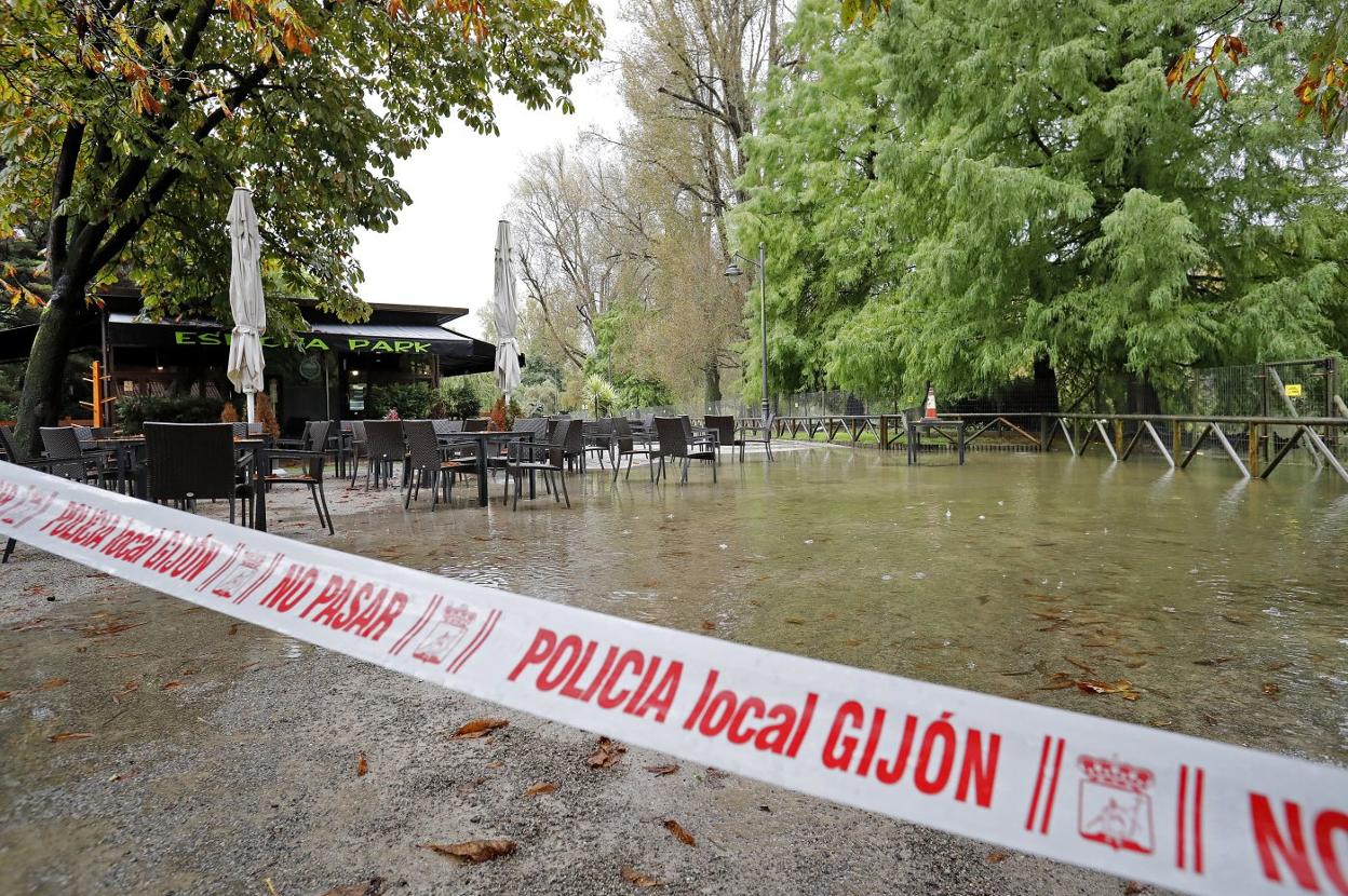 El desborde del canal del Molín provocó inundaciones en el parque Isabel la Católica. 