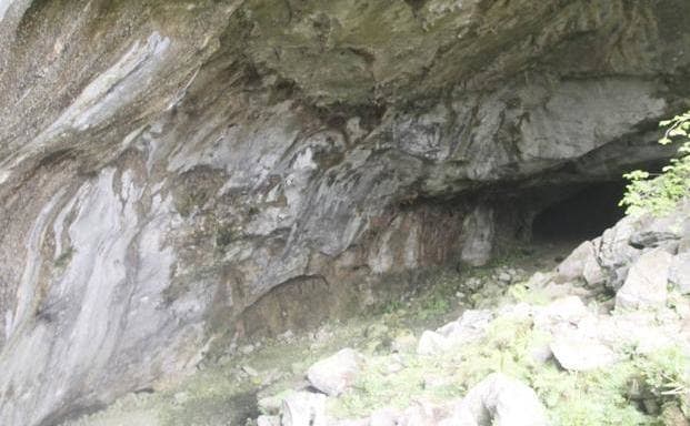 Acceso a la cueva de Cueto-Coventosa.