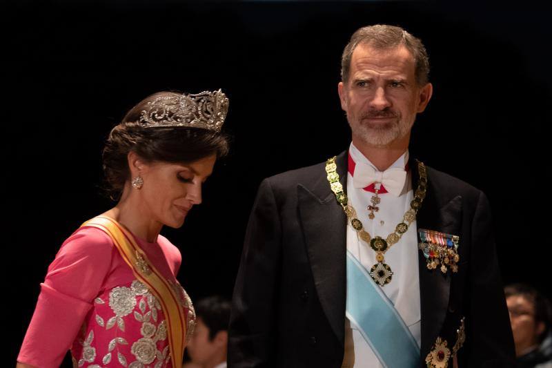 Doña Letizia ha vuelto a convertir en protagonista otro de sus estilismos: un llamativo vestido con estampado de hortensias y fondo verde, que no ha dejado indiferente a nadie, y que ha lucido en su asistencia a la entronización de Naruhito de Japón. Un nuevo estilismo con el que la Reina también ha logrado trasladar la moda de Andalucía a Japón. La prenda pertenece a la diseñadora cordobesa Matilde Cano y en su web se encuentra aún disponible por 339 euros. Para rematar el look, no ha dudado en combinarlocon una diadema de diseño acolchado y en tono rosa claro a juego con su vestido, otra de las tendencias del momento. En el Palacio Imperial, Doña Letizia también ha estrenado otro vestido, en este caso de Carolina Herrera, hecho a medida un diseño de cuerpo entallado, manga francesa y falda de vuelo en color rosa espiga, en el que las flores, en este caso blancas ocupan también una zona destacada en cintura.