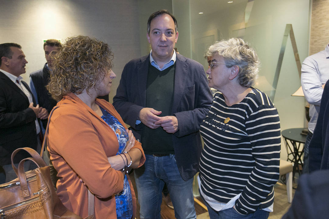 Abelardo Fernández fue el encargado de entregar los premios del XII Trofeo Quini que entregan EL COMERCIO y la Federación de Peñas Sportinguistas.