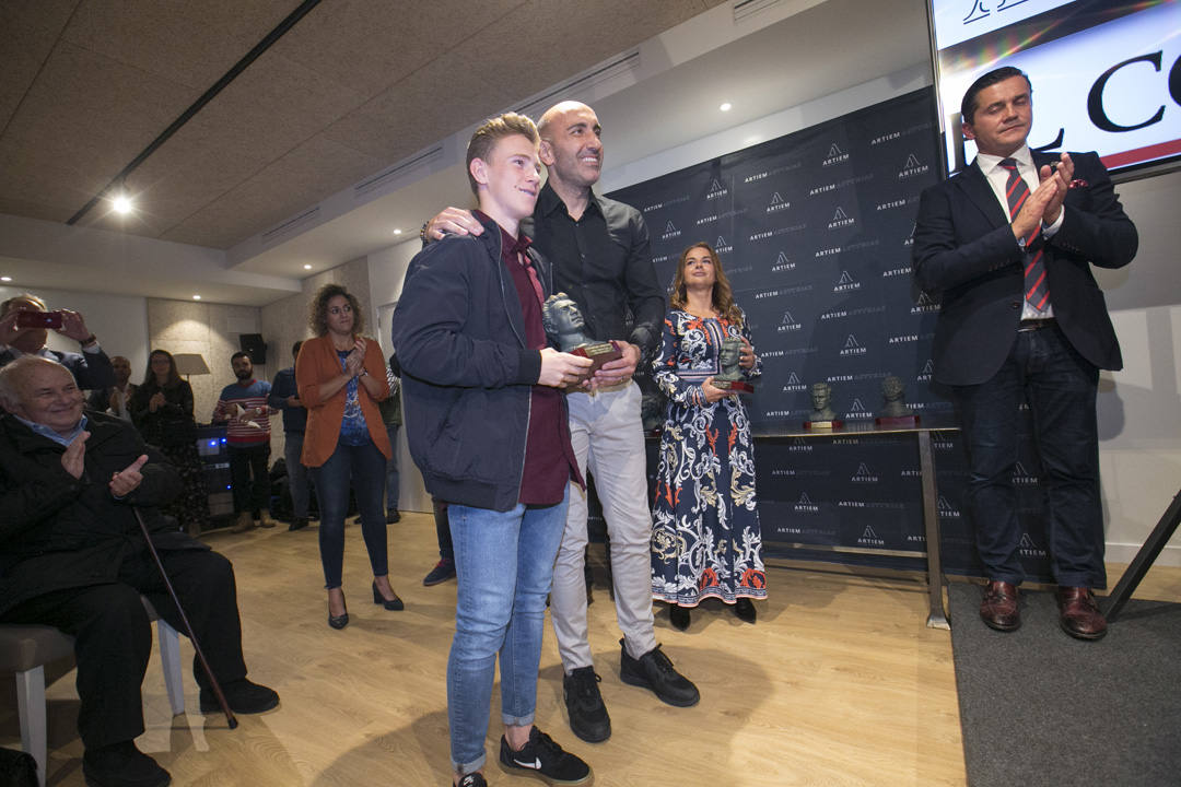 Abelardo Fernández fue el encargado de entregar los premios del XII Trofeo Quini que entregan EL COMERCIO y la Federación de Peñas Sportinguistas.