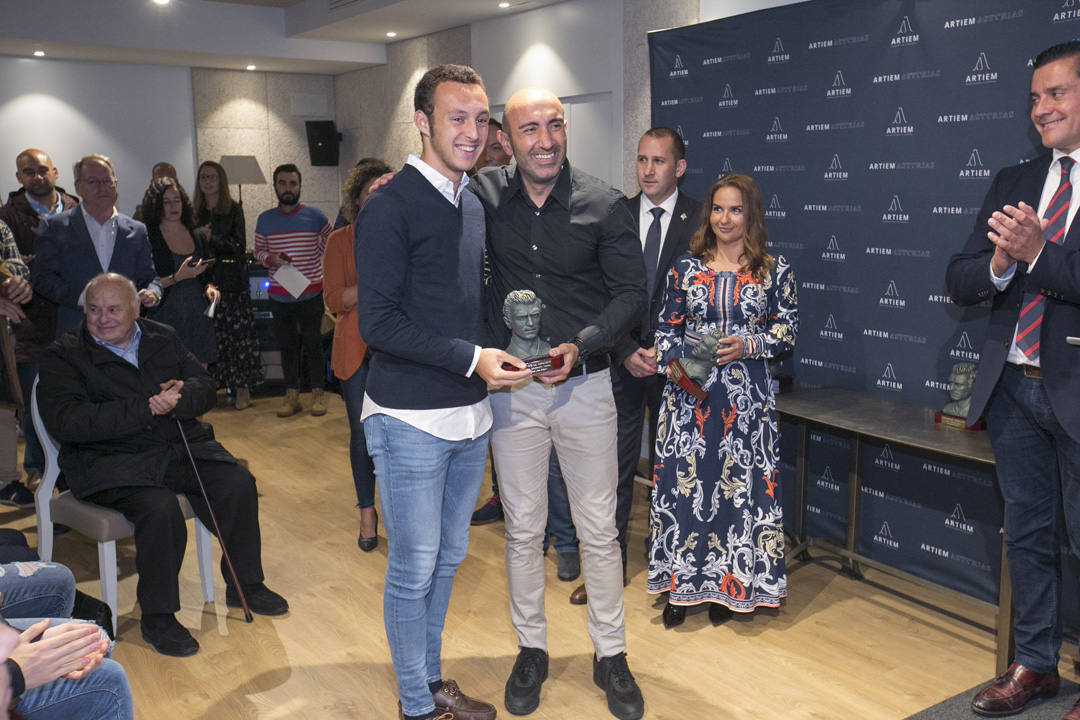 Abelardo Fernández fue el encargado de entregar los premios del XII Trofeo Quini que entregan EL COMERCIO y la Federación de Peñas Sportinguistas.