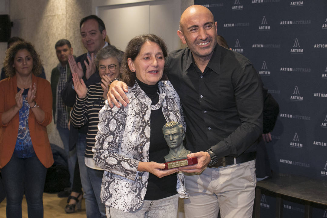 Abelardo Fernández fue el encargado de entregar los premios del XII Trofeo Quini que entregan EL COMERCIO y la Federación de Peñas Sportinguistas.