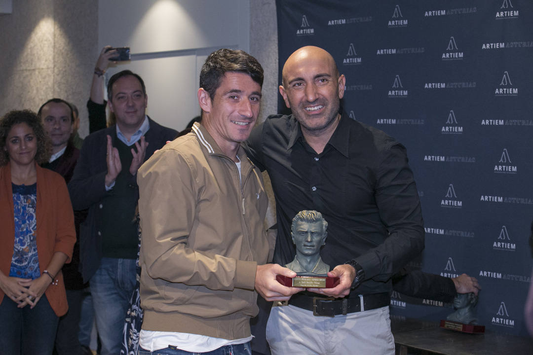 Abelardo Fernández fue el encargado de entregar los premios del XII Trofeo Quini que entregan EL COMERCIO y la Federación de Peñas Sportinguistas.