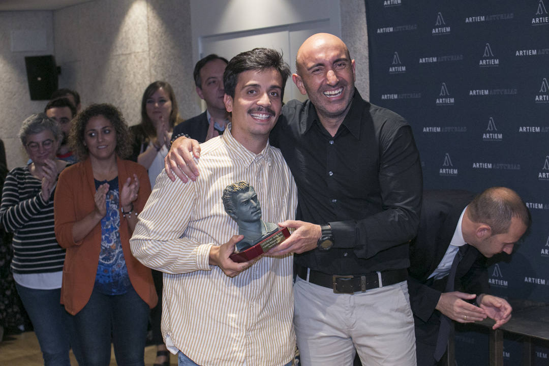 Abelardo Fernández fue el encargado de entregar los premios del XII Trofeo Quini que entregan EL COMERCIO y la Federación de Peñas Sportinguistas.