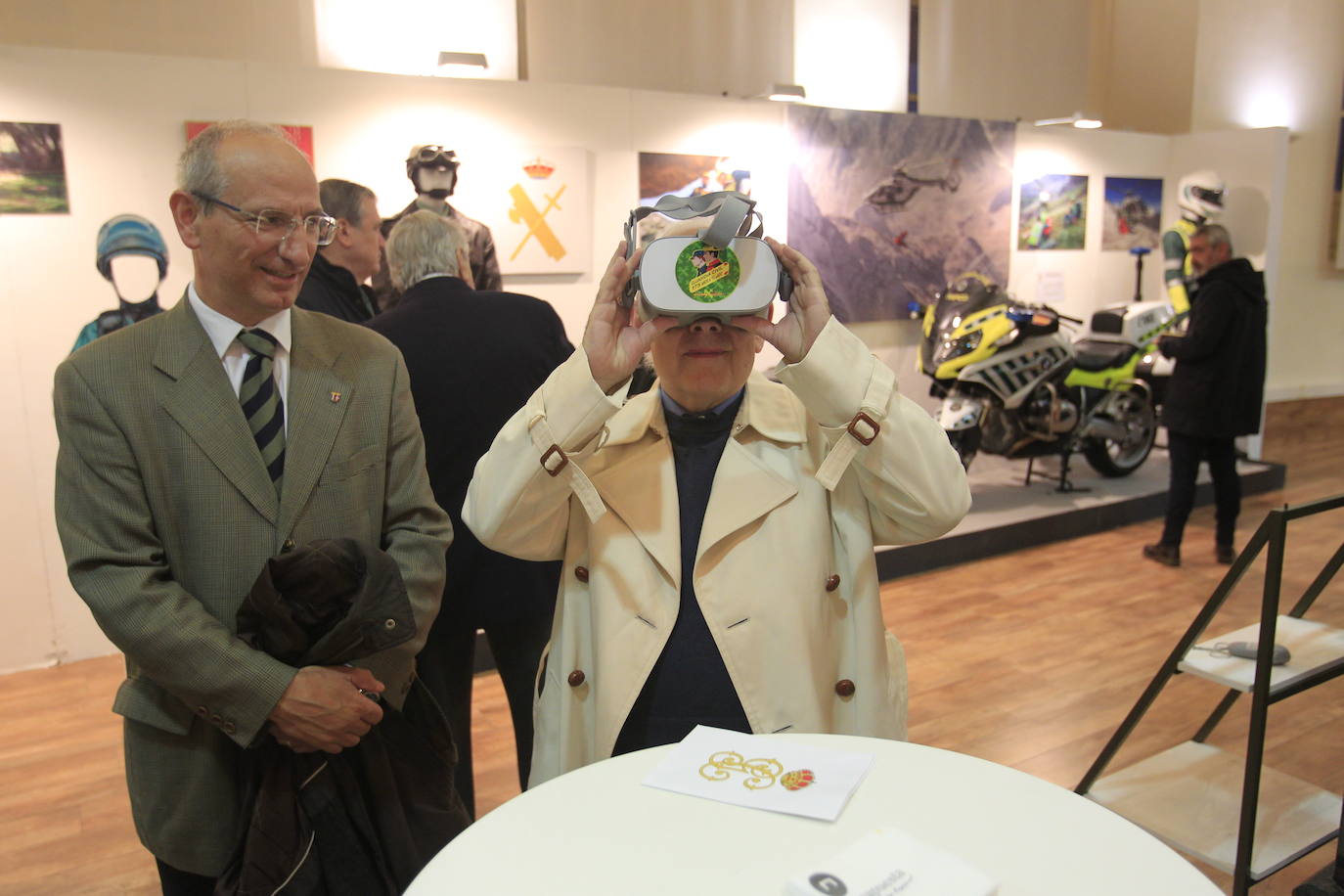 La Plaza de Trascorrales acoge desde este miércoles esta exposición itinerante. El acto de inauguración ha sido presidido por la Delegada del Gobierno en Asturias, Delia Losa, que ha estado acompañada por el Coronel Jefe de la Guardia Civil de Asturias, Francisco Javier Almiñana. En la inauguración también han estado presentes otras autoridades, como el presidente de la Junta General del Principado de Asturias, Marcelino Marcos Líndez, el alcalde de Oviedo, Alfredo Canteli, o el vicepresidente del Principado de Asturias, Juan Cofiño.