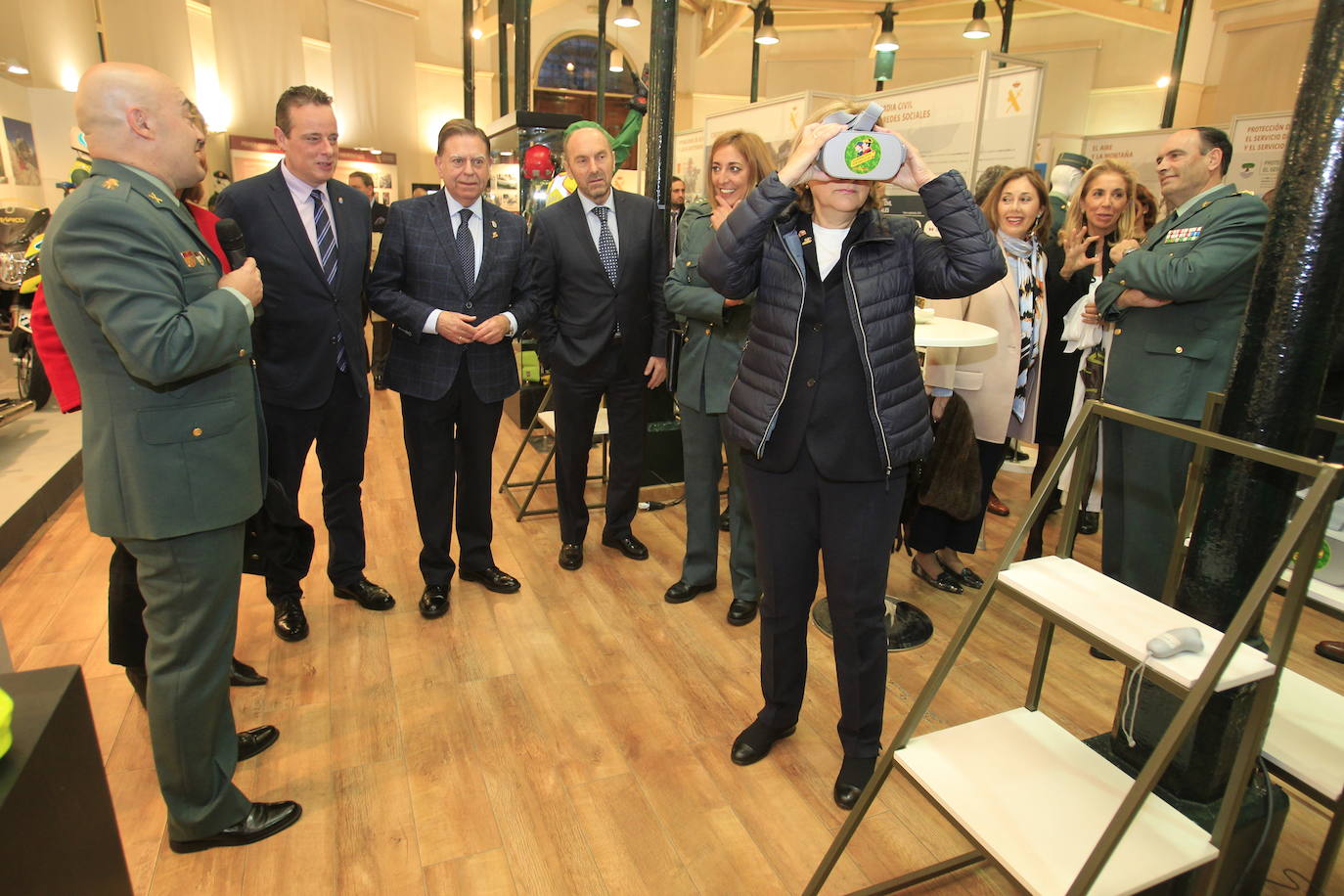 La Plaza de Trascorrales acoge desde este miércoles esta exposición itinerante. El acto de inauguración ha sido presidido por la Delegada del Gobierno en Asturias, Delia Losa, que ha estado acompañada por el Coronel Jefe de la Guardia Civil de Asturias, Francisco Javier Almiñana. En la inauguración también han estado presentes otras autoridades, como el presidente de la Junta General del Principado de Asturias, Marcelino Marcos Líndez, el alcalde de Oviedo, Alfredo Canteli, o el vicepresidente del Principado de Asturias, Juan Cofiño.
