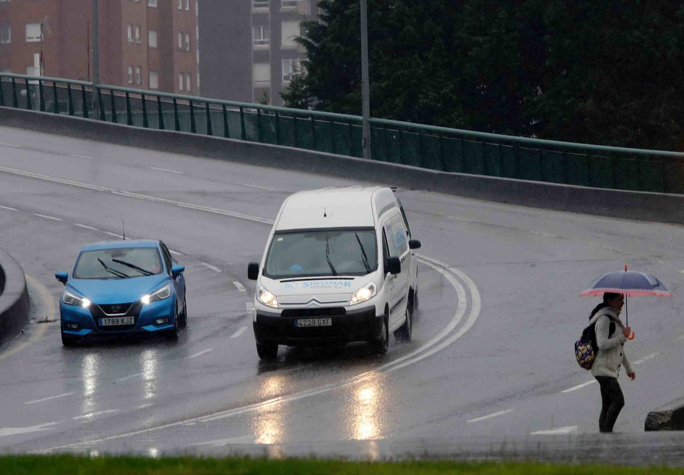 Ríos desbordados y destrozos durante el paso del temporal por Asturias