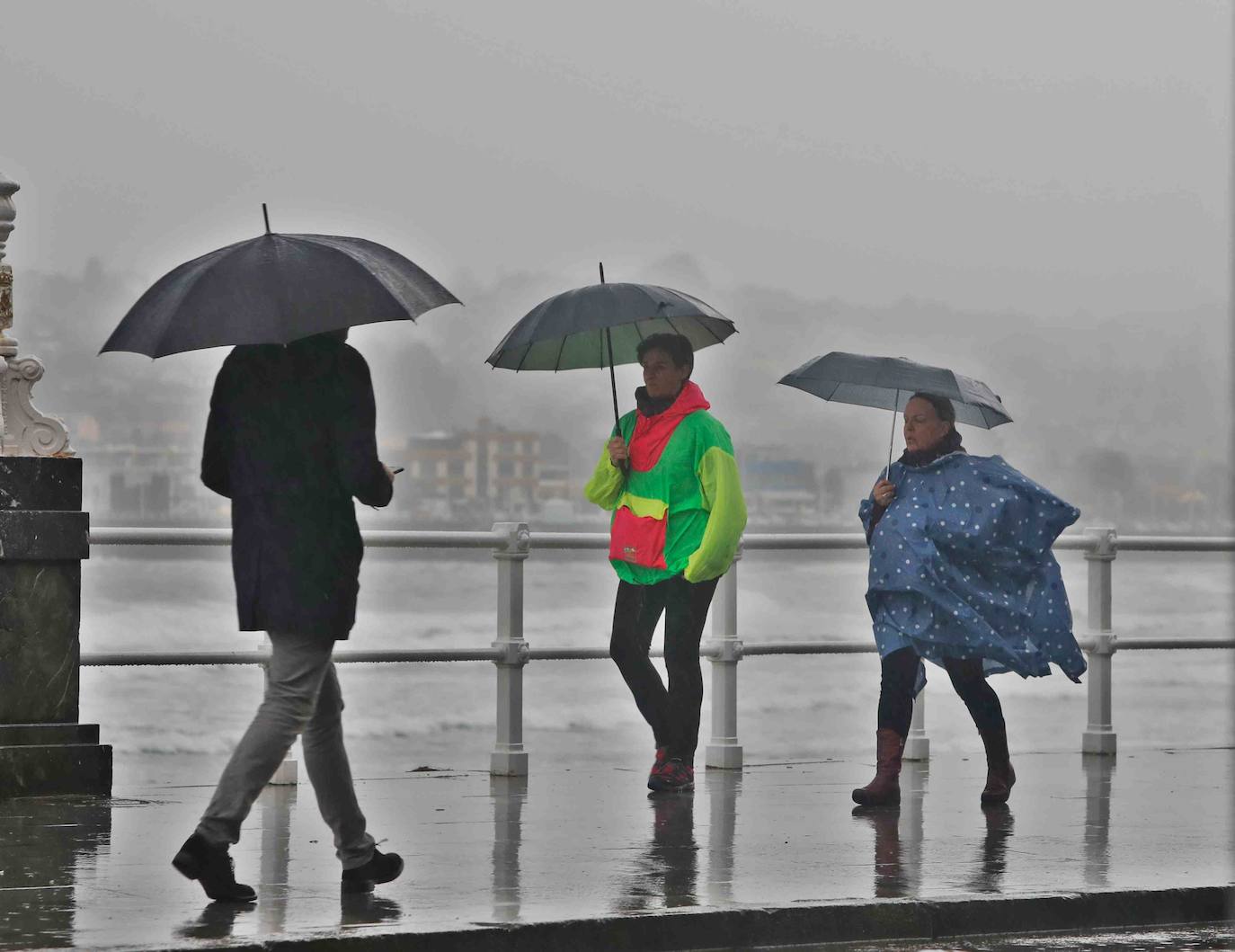 Ríos desbordados y destrozos durante el paso del temporal por Asturias