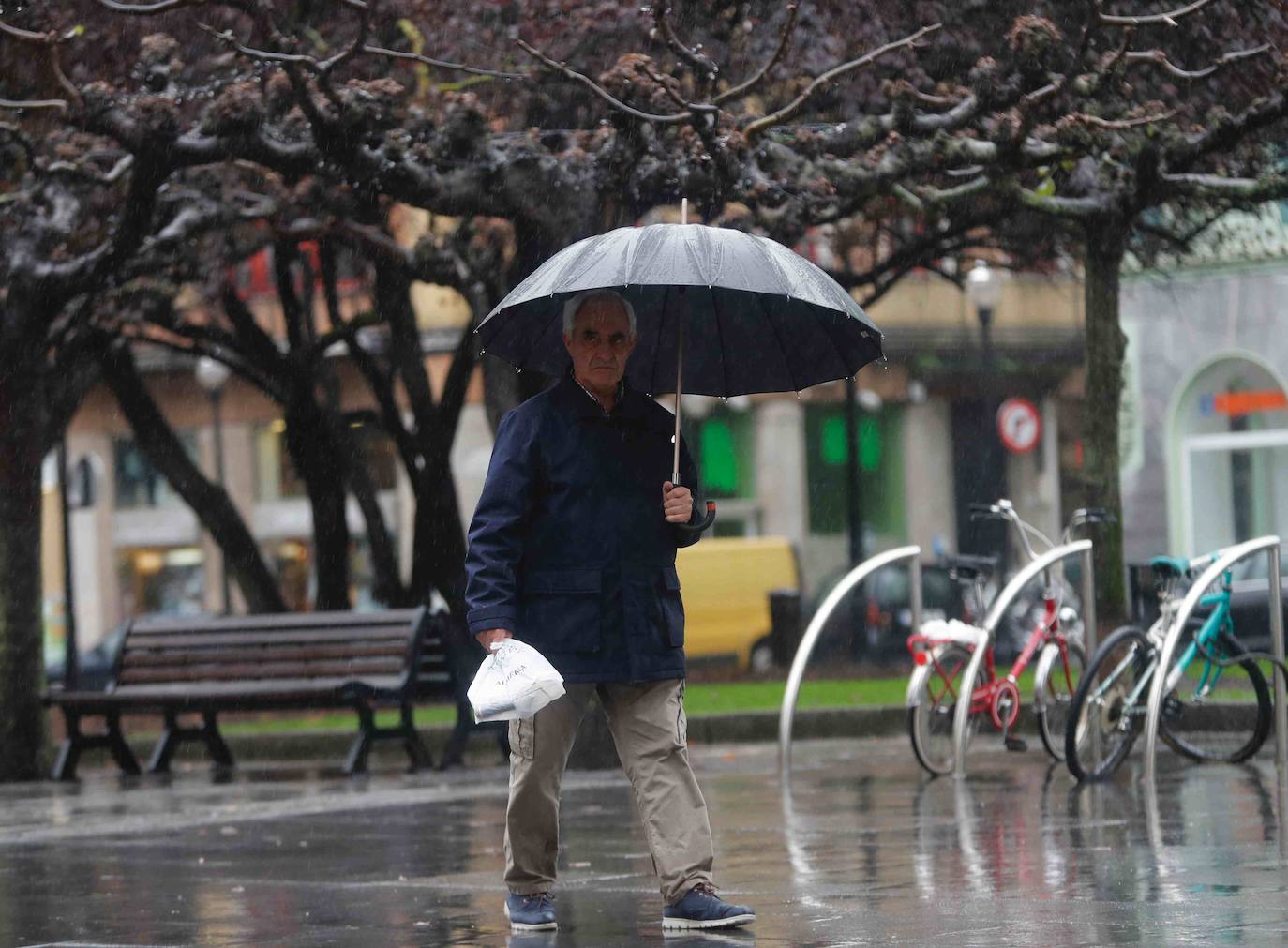 Ríos desbordados y destrozos durante el paso del temporal por Asturias