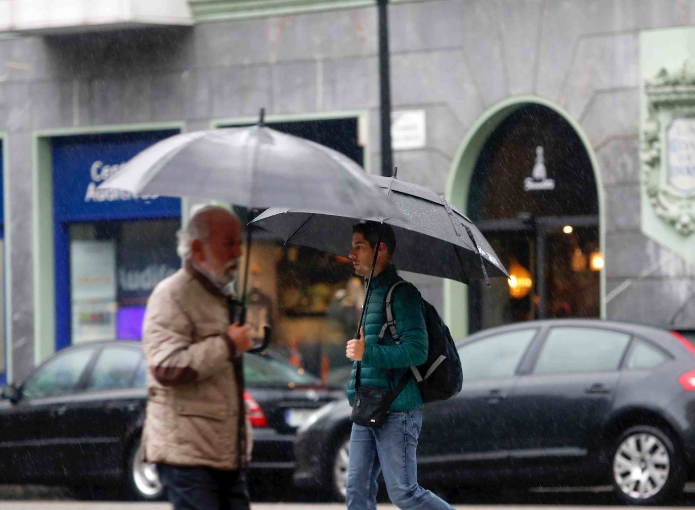 Ríos desbordados y destrozos durante el paso del temporal por Asturias