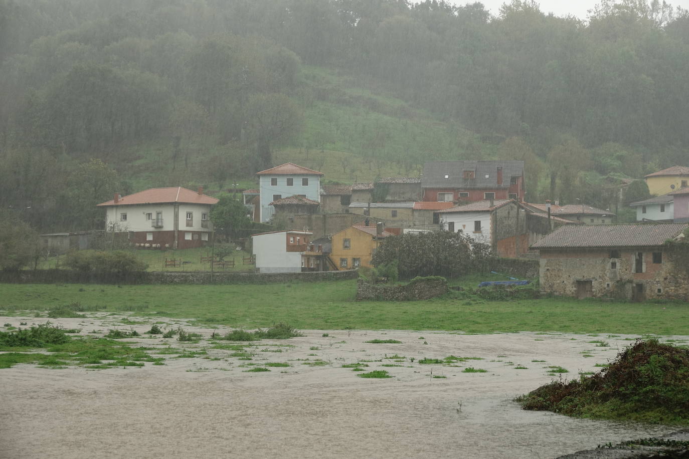 Ríos desbordados y destrozos durante el paso del temporal por Asturias