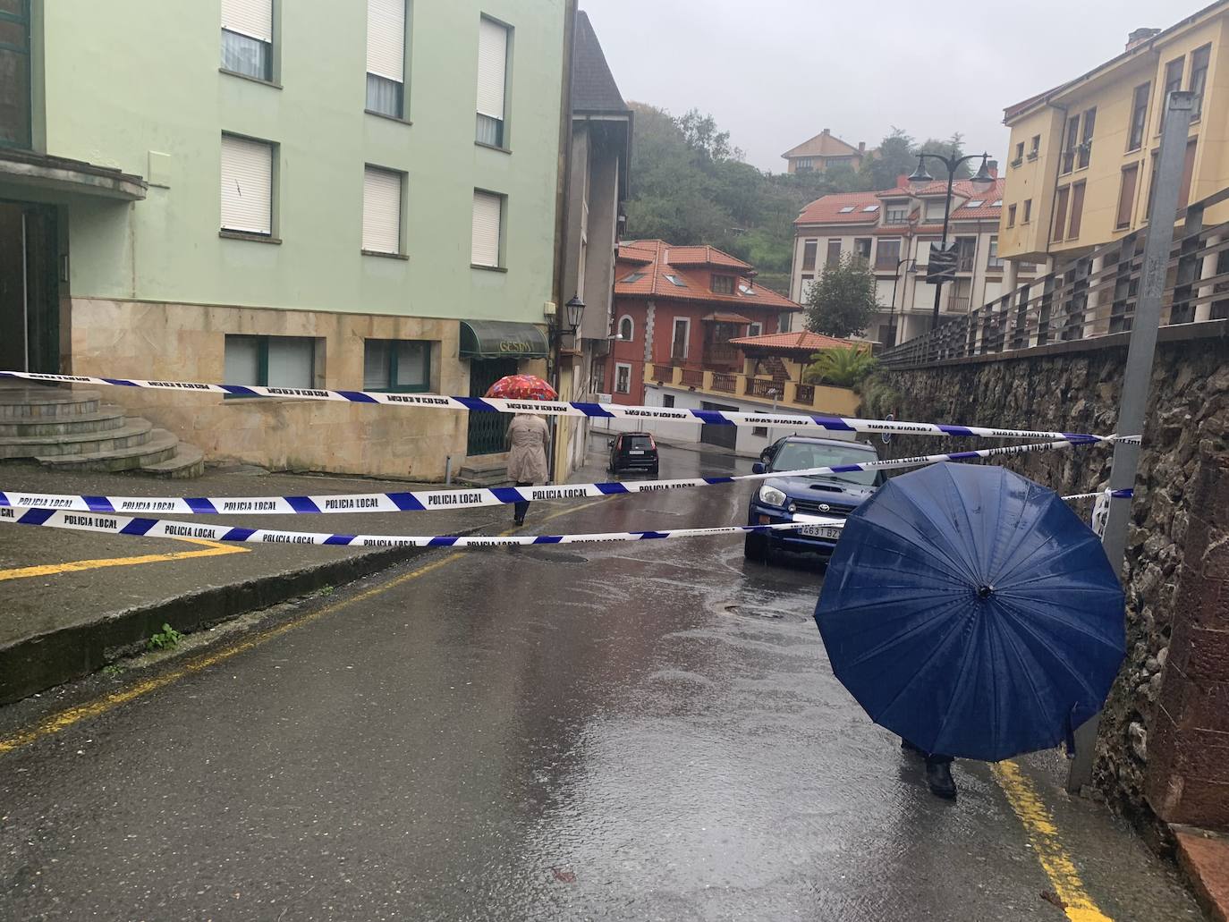 Ríos desbordados y destrozos durante el paso del temporal por Asturias